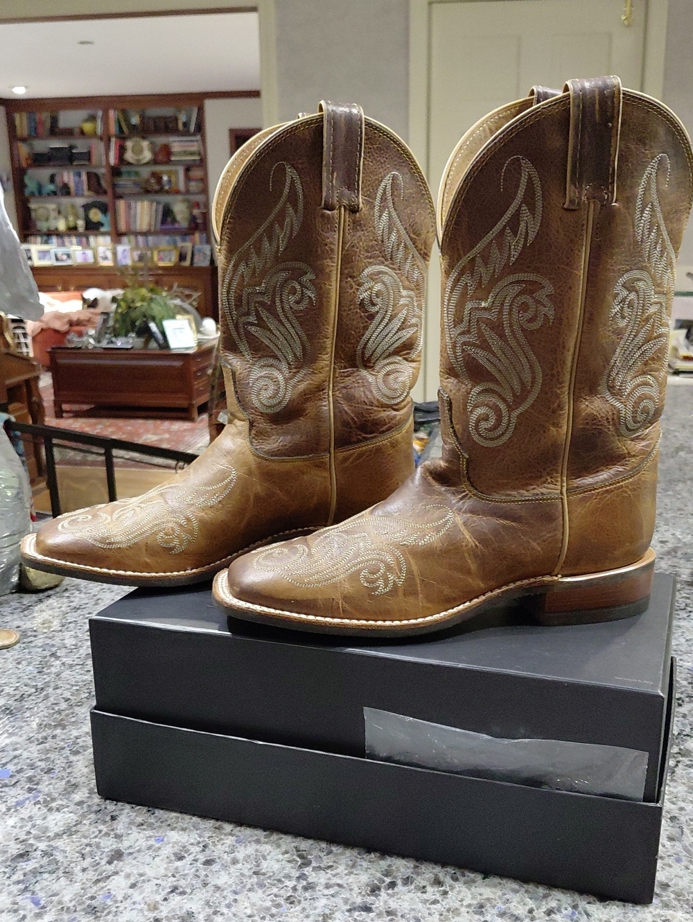 Source Unknown Brown Leather Western Cowboy Boots with White Stitching